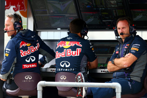 Christian Horner observa la actividad en pista