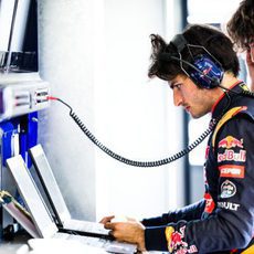 Carlos sainz comprueba algunos datos de la sesión