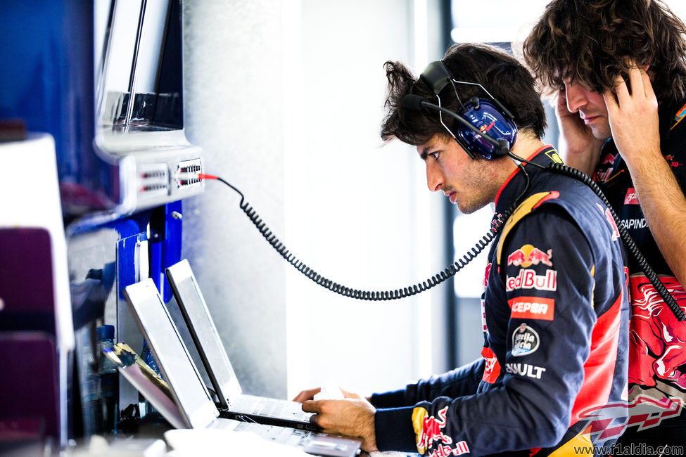 Carlos sainz comprueba algunos datos de la sesión