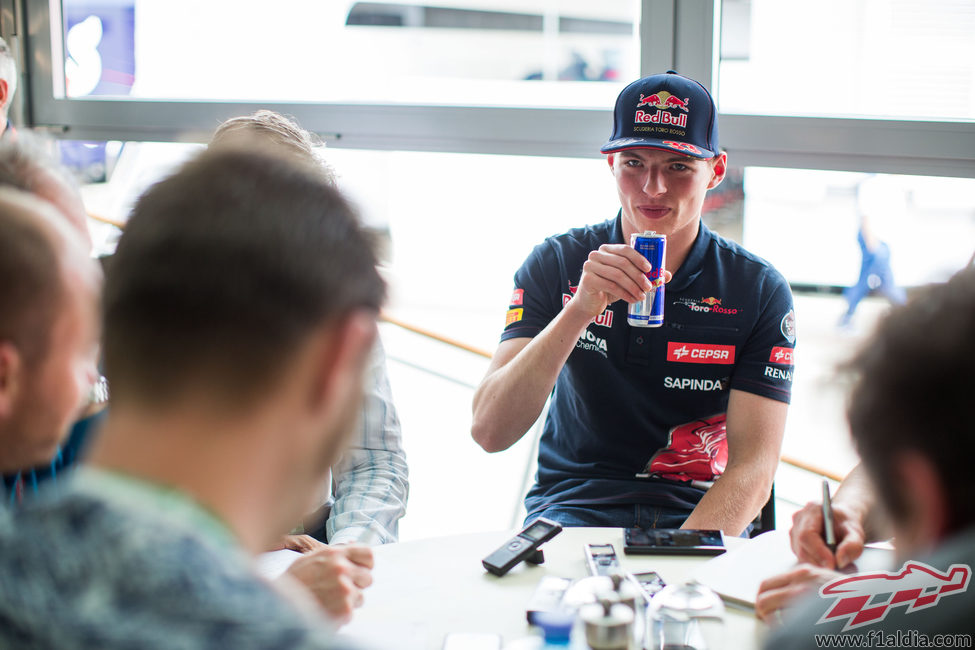 Max Verstappen atiende a la prensa en el Red Bull Ring