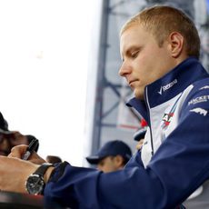 Valtteri Bottas firma autógrafos para los fans