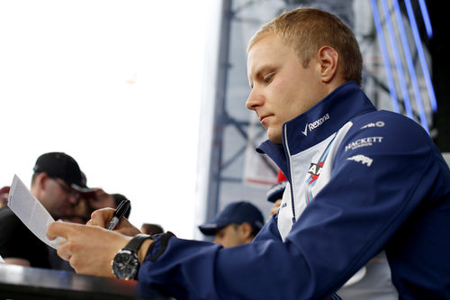 Valtteri Bottas firma autógrafos para los fans