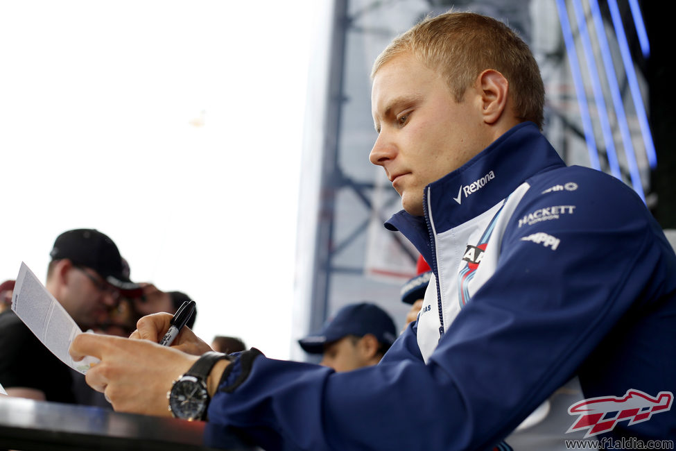 Valtteri Bottas firma autógrafos para los fans