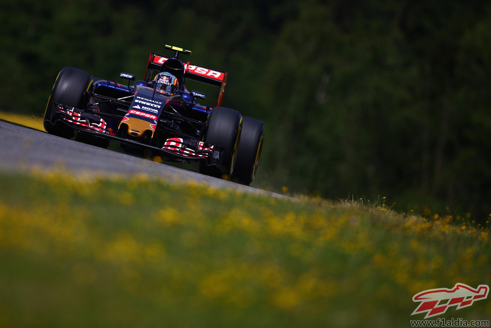 Carlos Sainz sube una de las cuestas en el Red Bull Ring