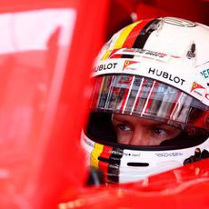 Sebastian Vettel espera sentado en el SF15-T