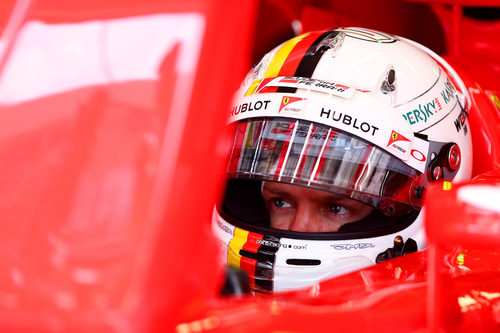 Sebastian Vettel espera sentado en el SF15-T