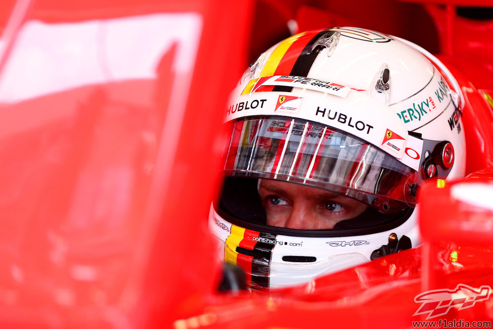 Sebastian Vettel espera sentado en el SF15-T