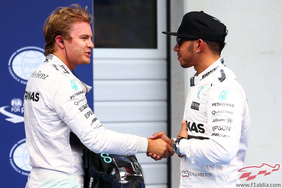 Nico Rosberg felicita a Lewis Hamilton por la pole