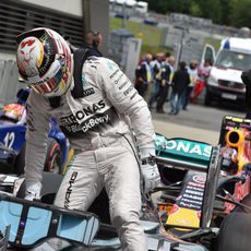 Lewis Hamilton se baja del coche tras lograr la pole en Austria