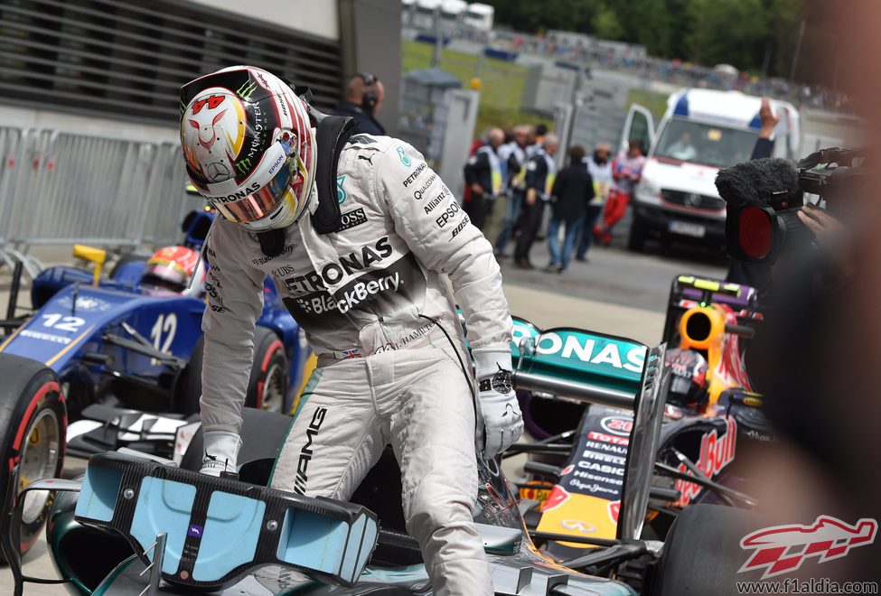 Lewis Hamilton se baja del coche tras lograr la pole en Austria