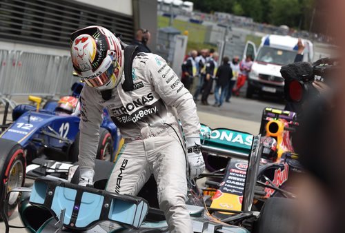 Lewis Hamilton se baja del coche tras lograr la pole en Austria