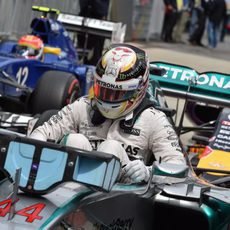 Lewis Hamilton aparca el W06 en parque cerrado