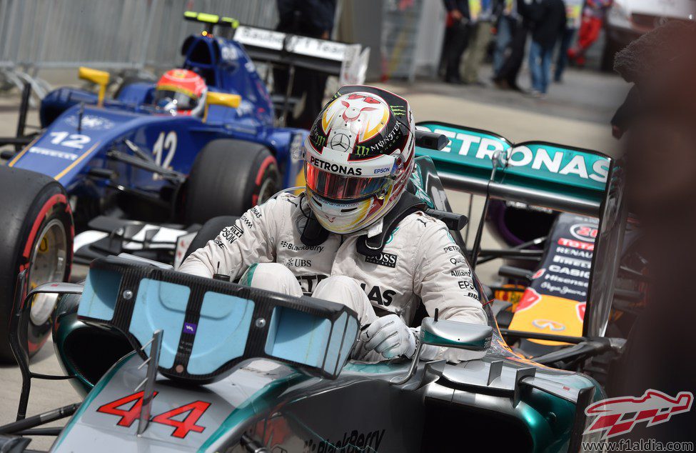 Lewis Hamilton aparca el W06 en parque cerrado