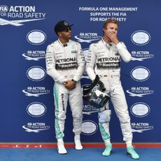 Nico Rosberg y Lewis Hamilton esperan a Vettel