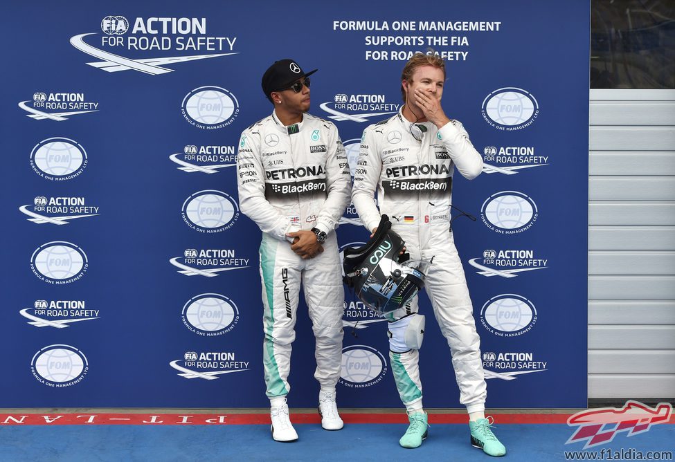 Nico Rosberg y Lewis Hamilton esperan a Vettel