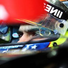 Pastor Maldonado se concentra para salir a pista