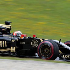 Romain Grosjean ataca el vértice la curva con su E23