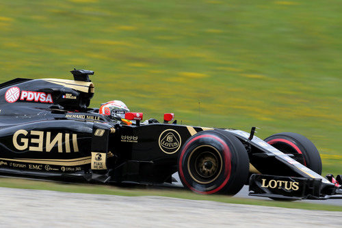Romain Grosjean ataca el vértice la curva con su E23