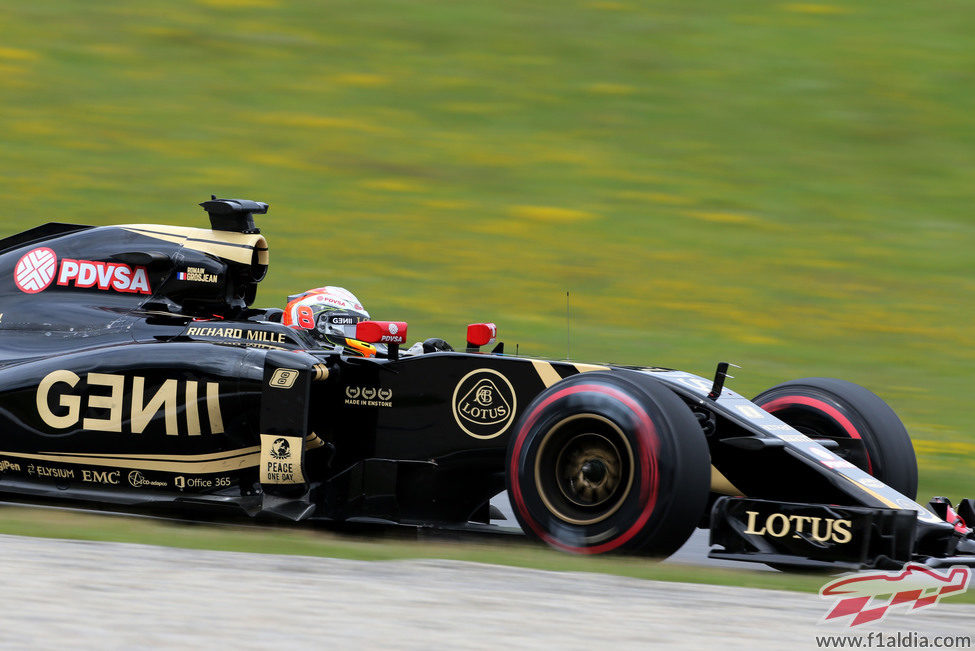 Romain Grosjean ataca el vértice la curva con su E23