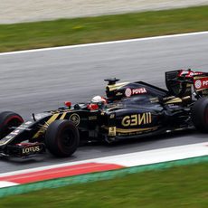 Romain Grosjean acelera en la bajada en una de sus vueltas