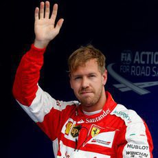 Sebastian Vettel saluda tras conseguir la tercera posición