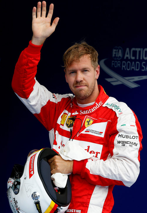 Sebastian Vettel saluda tras conseguir la tercera posición