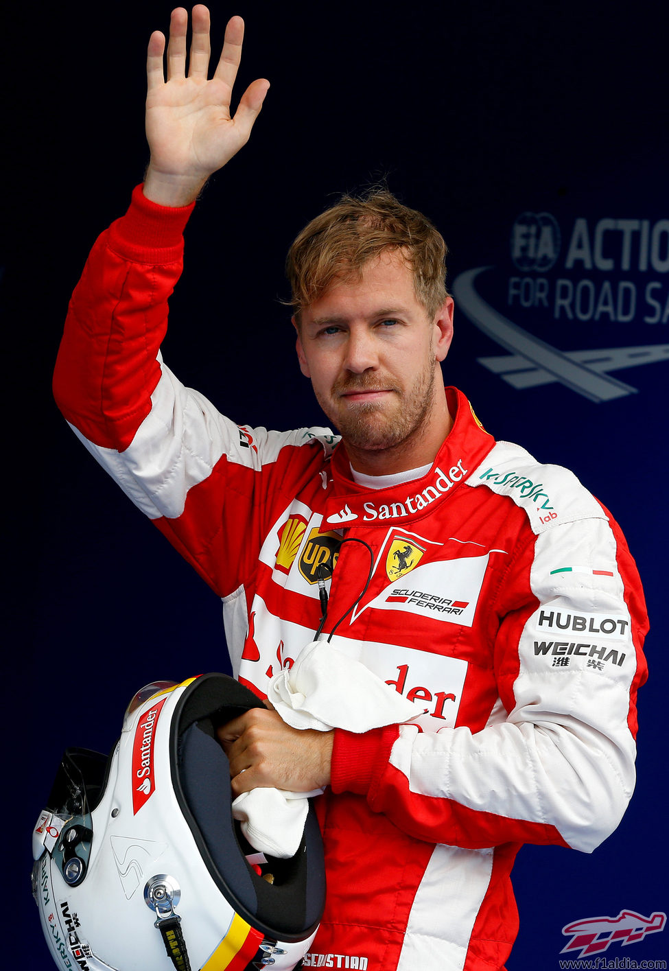 Sebastian Vettel saluda tras conseguir la tercera posición