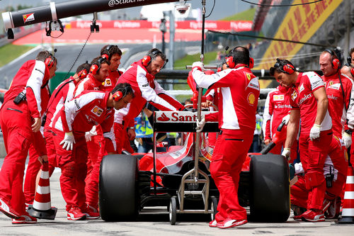 Sebastian Vettel con sus mecánicos en boxes