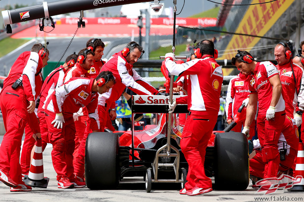 Sebastian Vettel con sus mecánicos en boxes