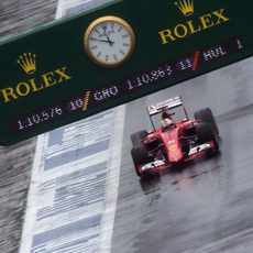 Sebastian Vettel en la recta bajo la lluvia