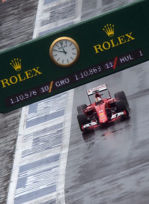 Sebastian Vettel en la recta bajo la lluvia