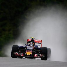 Carlos Sainz pilotando con la pista mojada