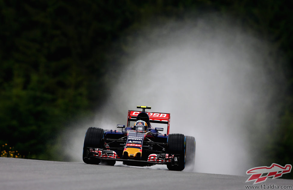 Carlos Sainz pilotando con la pista mojada