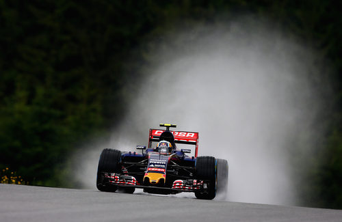 Carlos Sainz pilotando con la pista mojada