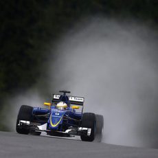 Marcus Ericsson rueda con neumáticos de lluvia extrema