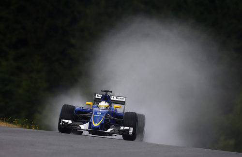 Marcus Ericsson rueda con neumáticos de lluvia extrema