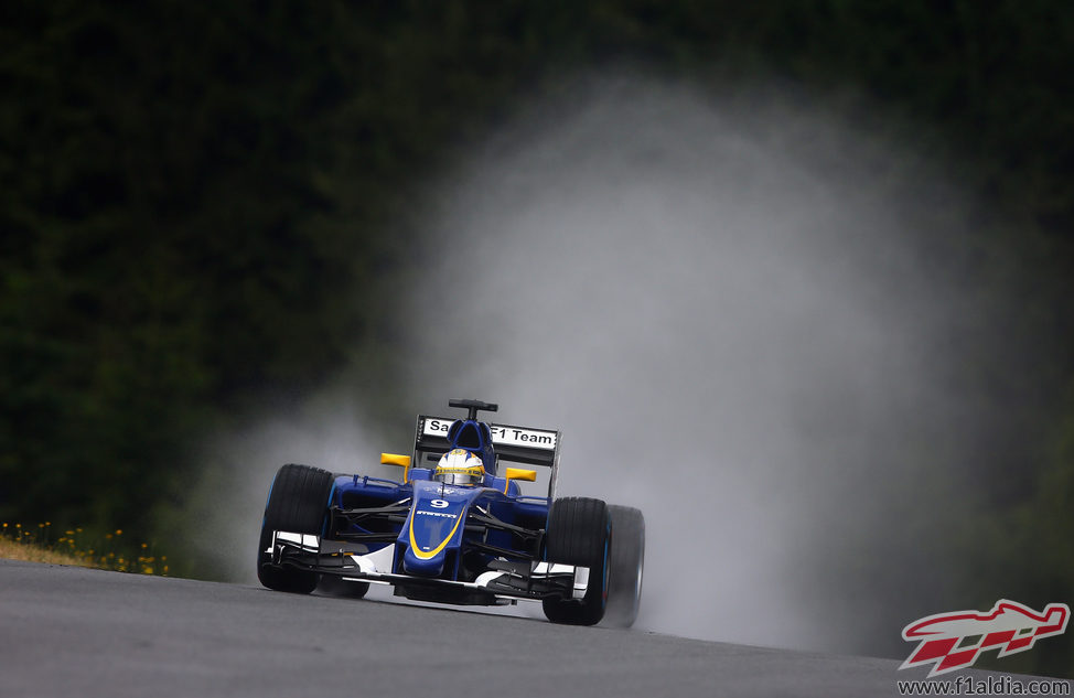 Marcus Ericsson rueda con neumáticos de lluvia extrema