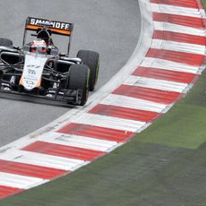 Nico Hülkenberg rueda con neumáticos intermedios