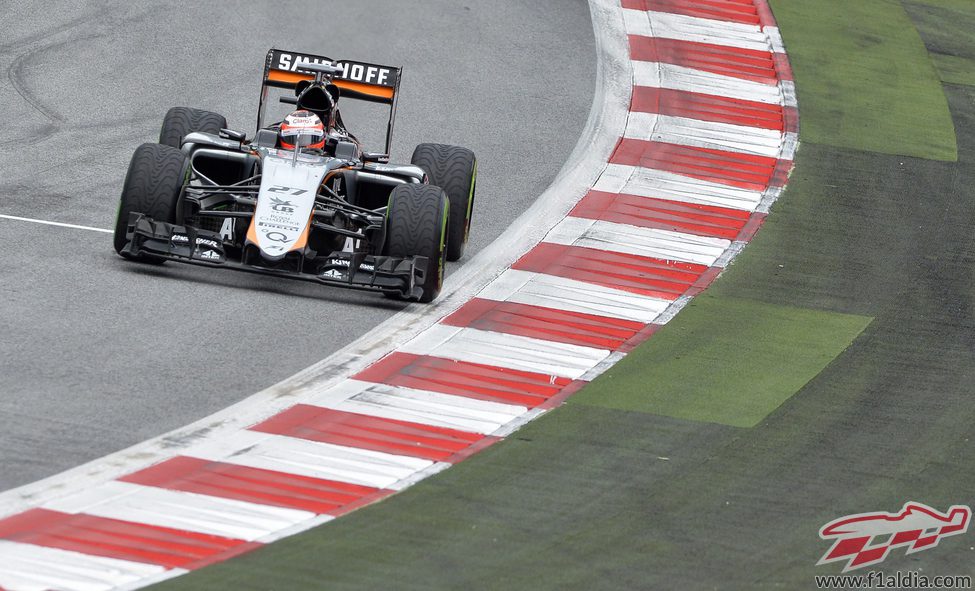 Nico Hülkenberg rueda con neumáticos intermedios