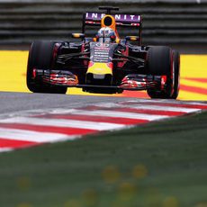 Daniel Ricciardo trata de máximizar el rendimiento del RB11