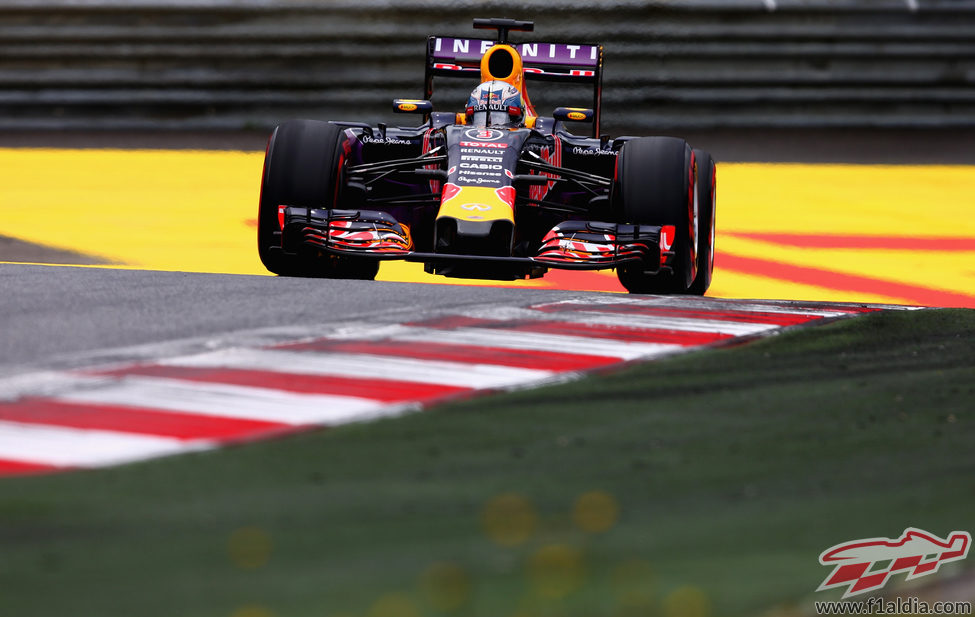 Daniel Ricciardo trata de máximizar el rendimiento del RB11