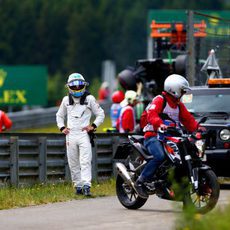 Fernando Alonso regresa a boxes después del accidente