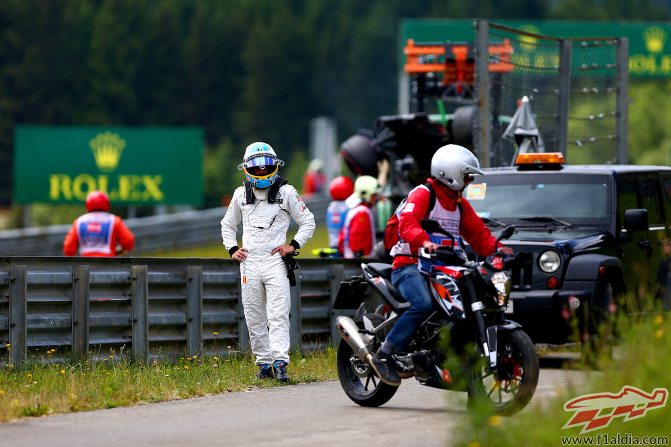Fernando Alonso regresa a boxes después del accidente