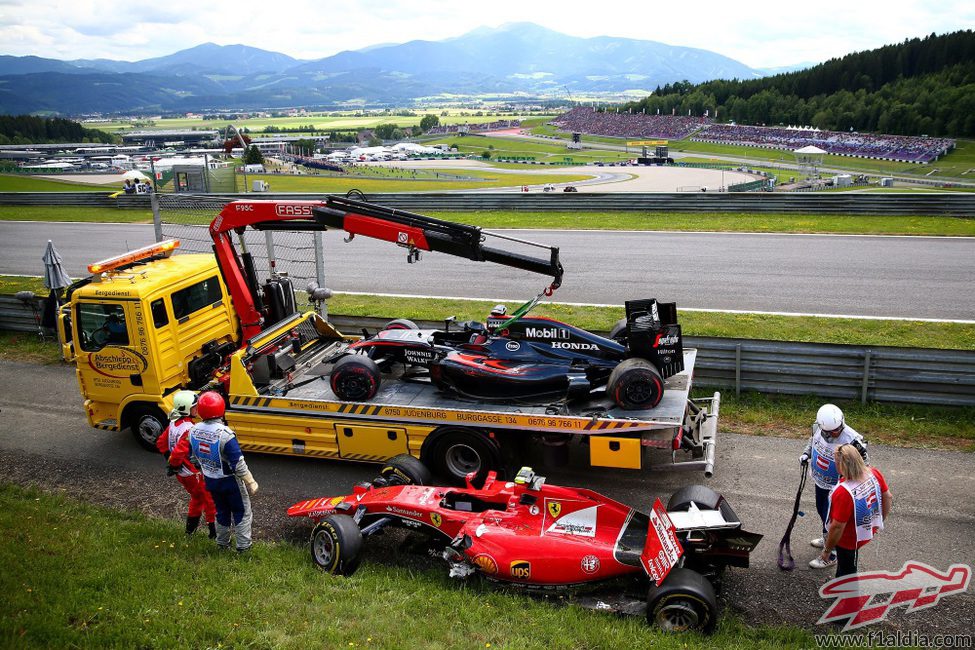 La grúa retira los coches de Fernando Alonso y Kimi Räikkönen