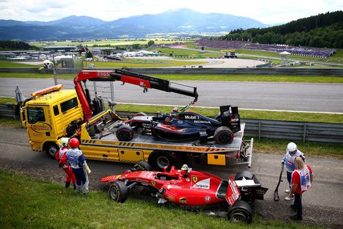 La grúa retira los coches de Fernando Alonso y Kimi Räikkönen