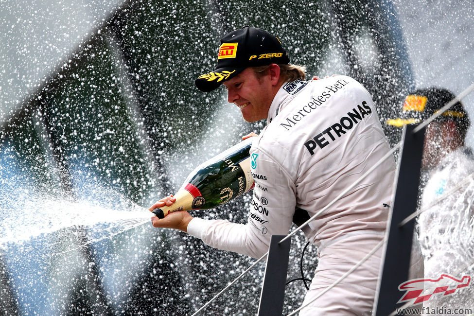 Nico Rosberg descorcha la botella