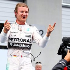 Nico Rosberg muestra el número uno