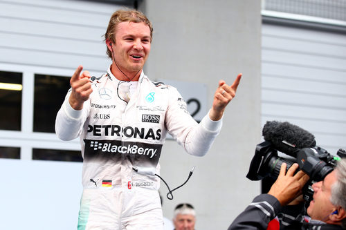 Nico Rosberg muestra el número uno