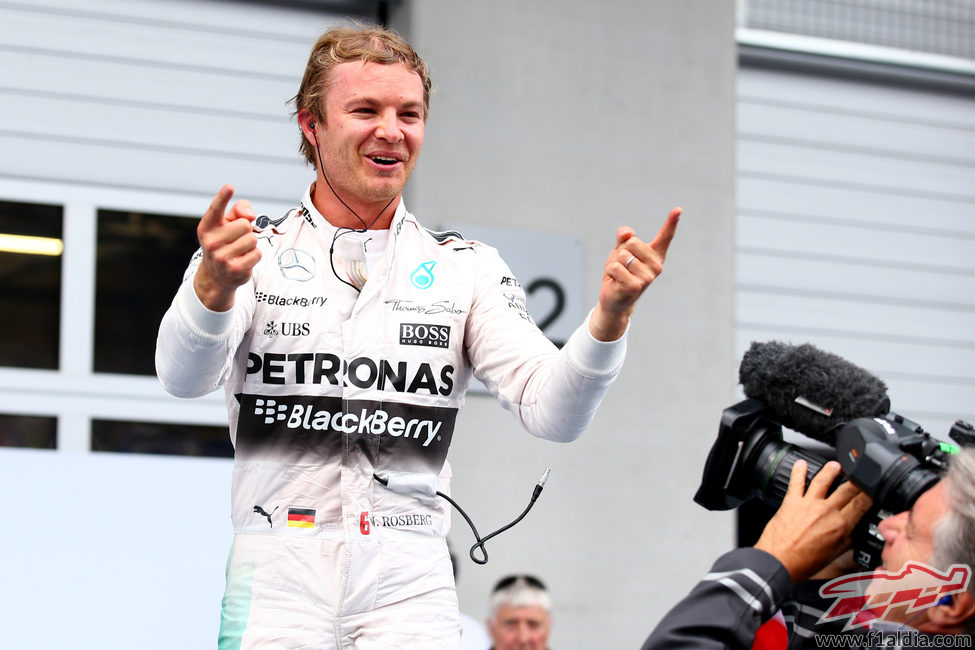 Nico Rosberg muestra el número uno