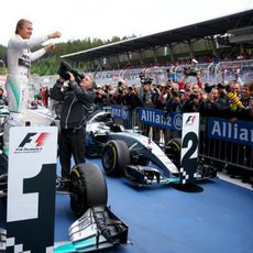 Nico Rosberg celebra la victoria subido en el W06